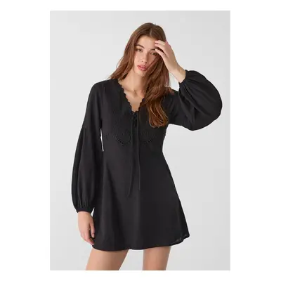 Stradivarius Vestido curto com bordado Preto