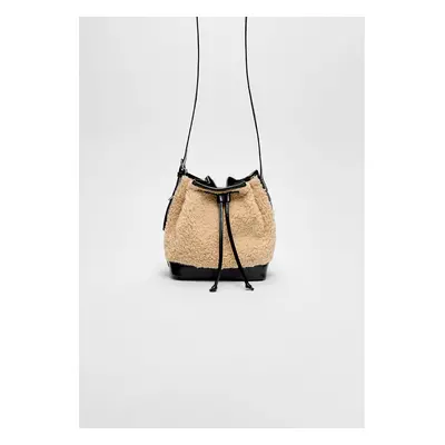 Stradivarius Mala bucket bag em contraste com efeito de pelo encaracolado Cru