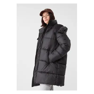 Stradivarius Sobretudo acolchoado regular fit com capuz Preto