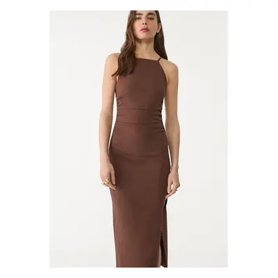 Stradivarius Vestido halter midi Castanho